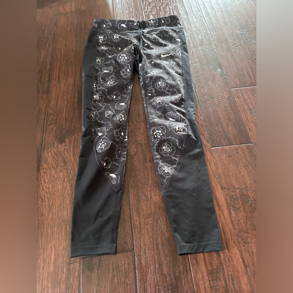 NIKE ladies gym leggings.